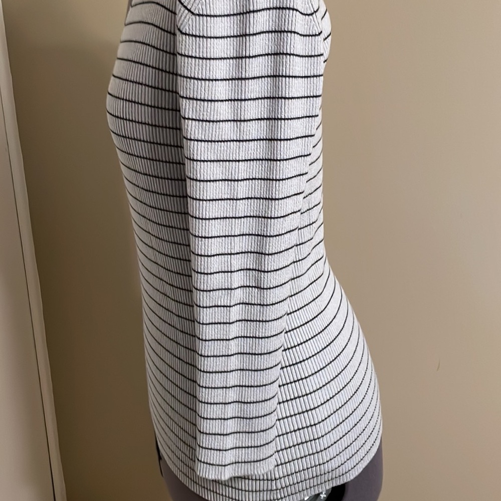 Name Brand missing sweater - Picture 3 of 4